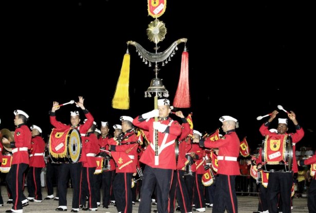 Banda Marcial de Fuzileiros Navais leva um grande público à praça - Pérola  News