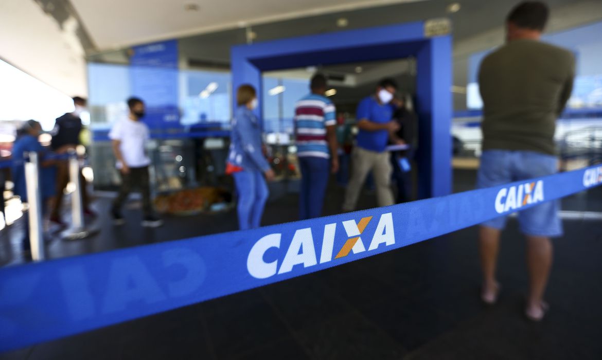 PF prende funcionário da Caixa em Manaus suspeito de fraude no auxílio