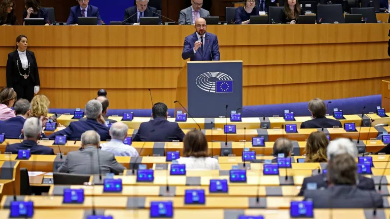 Bolsonaro recebe críticas no Parlamento Europeu: Perigo para a humanidade  - OitoMeia