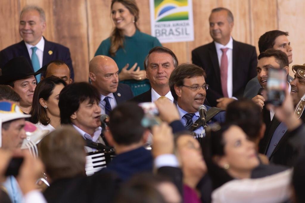 bolsonaro sem mascara evento palacio planalto pandemia forro brasil