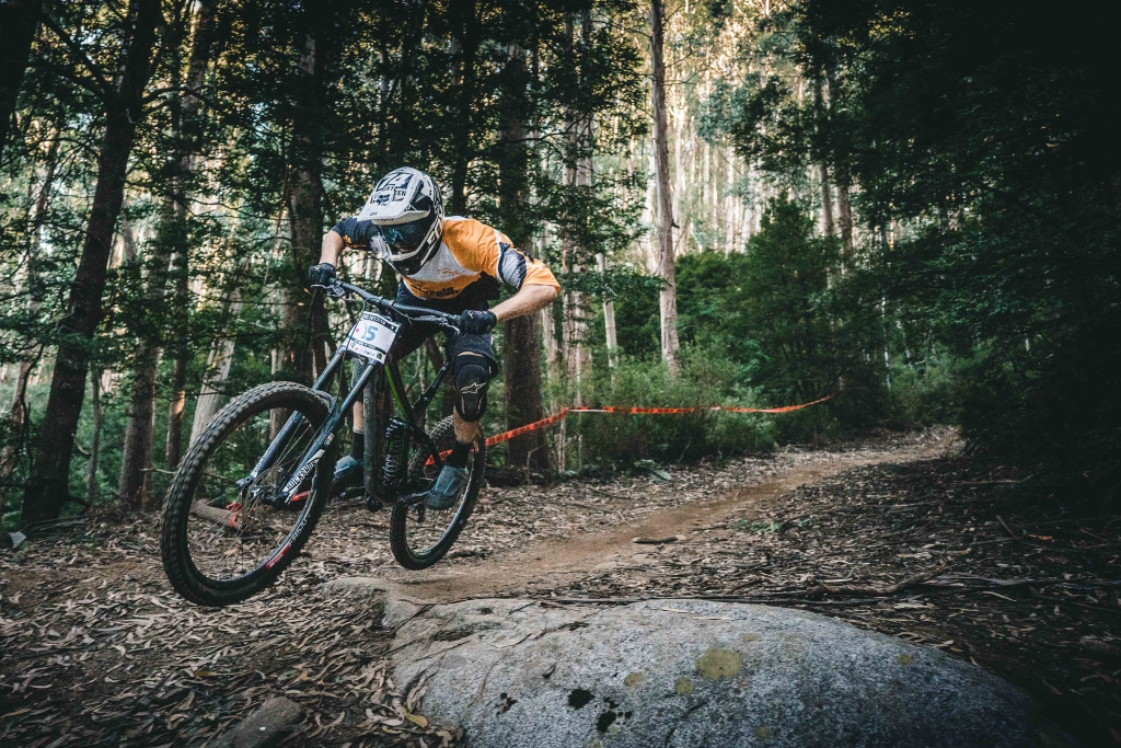 Final de semana de muita adrenalina em Iconha: Feras da bike disputam competição de downhill.