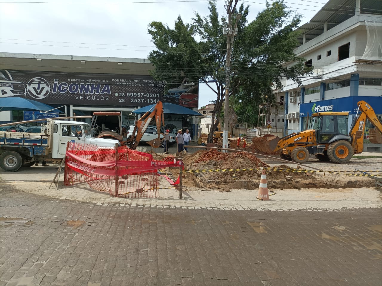 Saae-Iconha executa manutenção e melhorias na rede de água no centro da cidade