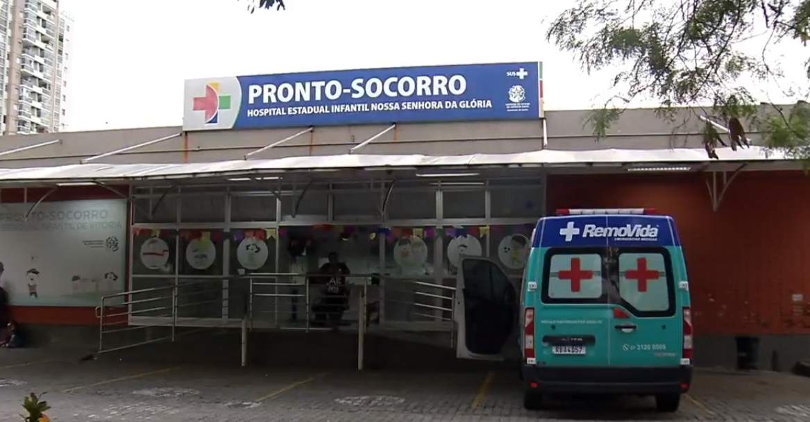 Adolescente de 13 anos fica ferido após ser atingido por poste em Guarapari