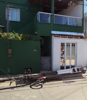 Adolescente de 13 anos fica ferido após ser atingido por poste em Guarapari