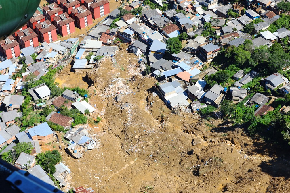 Imagem divulgada pela Presidência mostra vista aérea após o deslizamento de terra em Petrópolis (RJ), em 2022. - Foto: Presidência da República (via AFP)