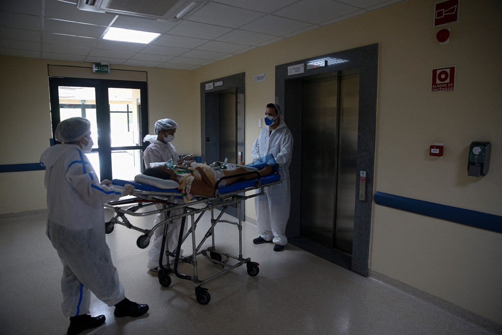 Paciente de 49 anos com Covid-19 é removida de helicóptero por uma equipe de emergência em Prainha do Itaituba (PA), no dia 21 de fevereiro de 2021. - Foto: Tarso Sarraf/AFP