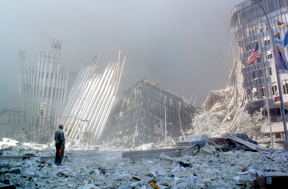 Homem grita oferecendo ajuda em busca de sobreviventes diante dos escombros do World Trade Center, após o desmoronamento das duas torres no atentado do 11 de Setembro em Nova York - Foto: Doug Kanter/AFP/Arquivo