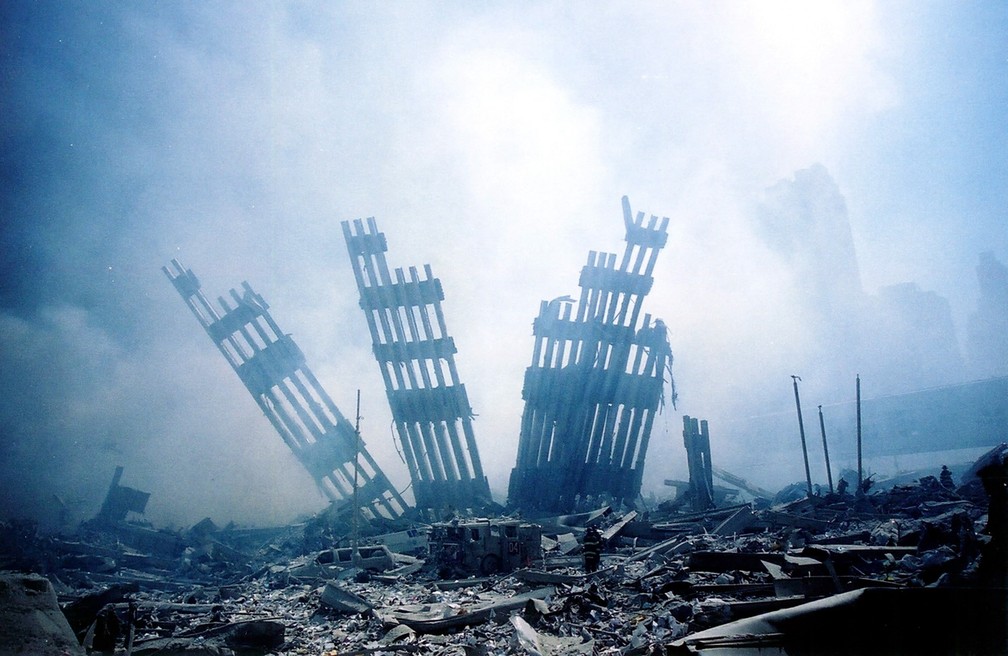 Restos da estrutura do World Trade Center são vistos em meio aos destroços após as duas torres virem abaixo no 11 de Setembro - Foto: Alexandre Fuchs/AFP/Arquivo