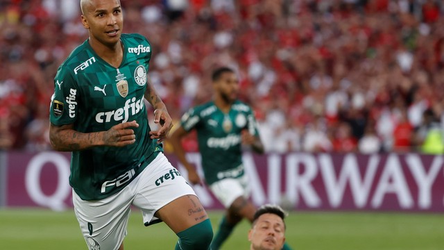 Deyverson comemora gol em Palmeiras x Flamengo