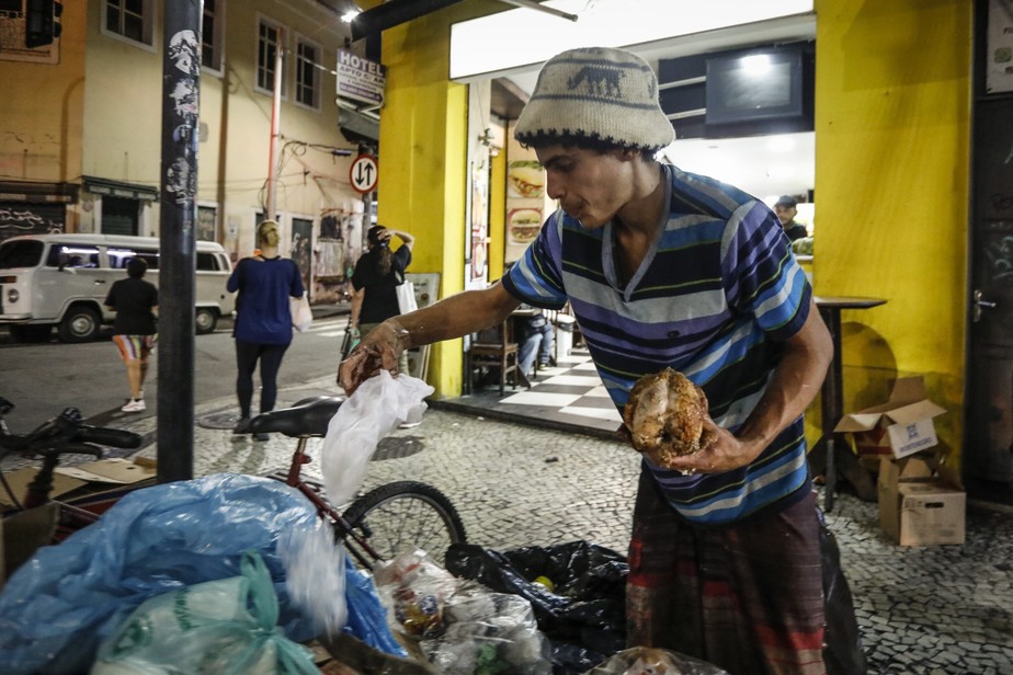 Ao contrário do que diz Bolsonaro, pessoas com fome pedem pão em padaria no Rio