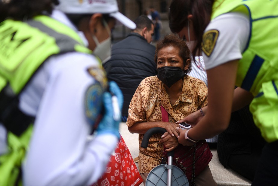 Senhora recebe ajuda após abalo sísmico na capital mexicana nesta segunda-feira