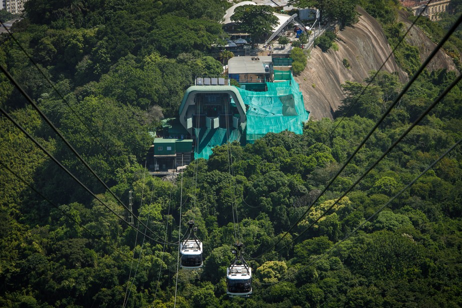 A perspectiva de quem estará prestes a deslizar do Pão de Açúcar até o Morro da Urca: descida de 755 metros promete 50 segundos de adrenalina e deve ser inaugurada até 27 de outubro