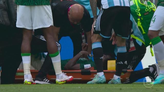 Goleiro da Arábia Saudita se choca com lateral Al-Shahrani que desmaia em campo