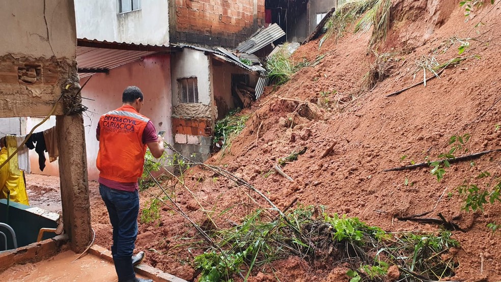 Barranco deslizou e terra invadiu casas em Bubu, Cariacica. - Foto: Ricardo Medeiros/Rede Gazeta