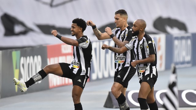 Warley comemora com Navarro e Chay o primeiro gol do Botafogo