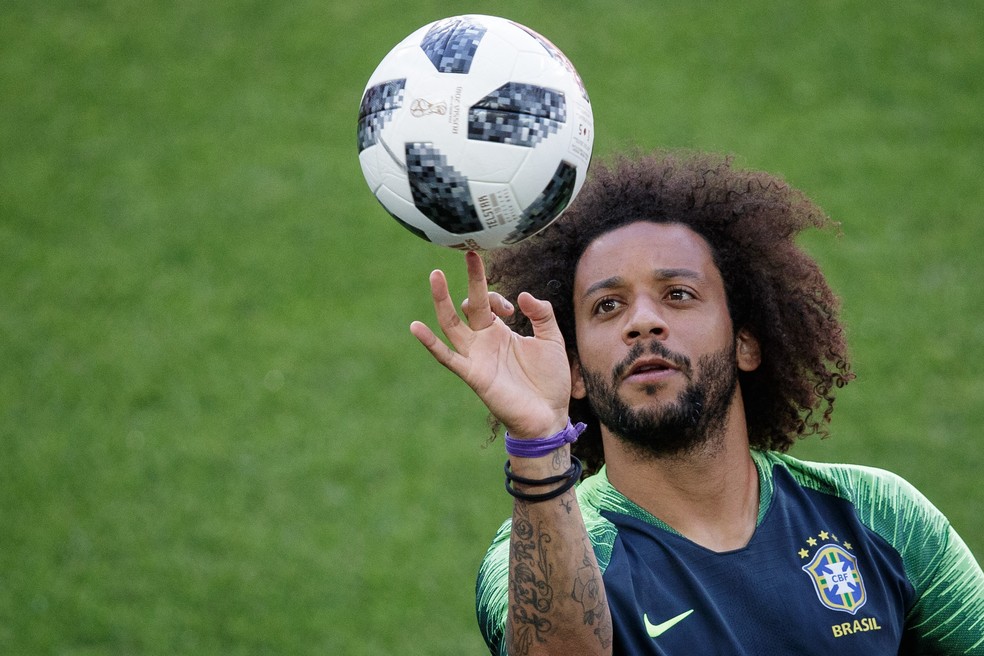 Marcelo com a bola em treino da Seleção: jogador integrou lista larga de André Jardine - Foto: Pedro Martins / MoWA Press