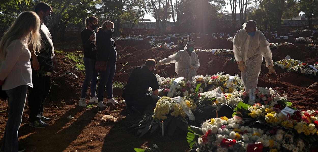 Idosa que morreu de Covid-19 é sepultada em cemitério de São Paulo 05/08/2020