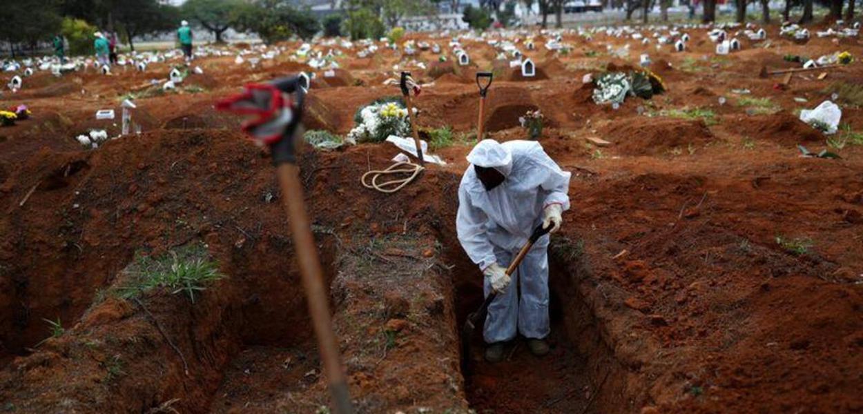 Covas abertas em cemitério de São Paulo (SP) em meio à pandemia de coronavírus 16/07/2020