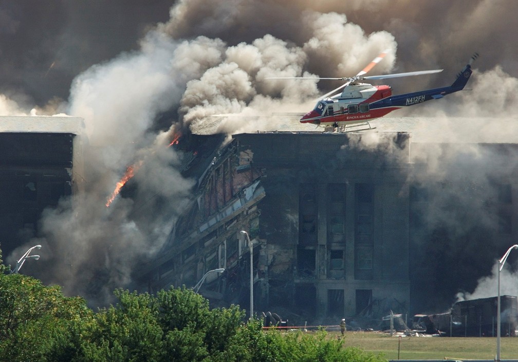 O Pentágono é visto em Washington após também ser atingido por um avião comercial durante os ataques terroristas de 11 de Setembro - Foto: Larry Downing/Reuters/Arquivo