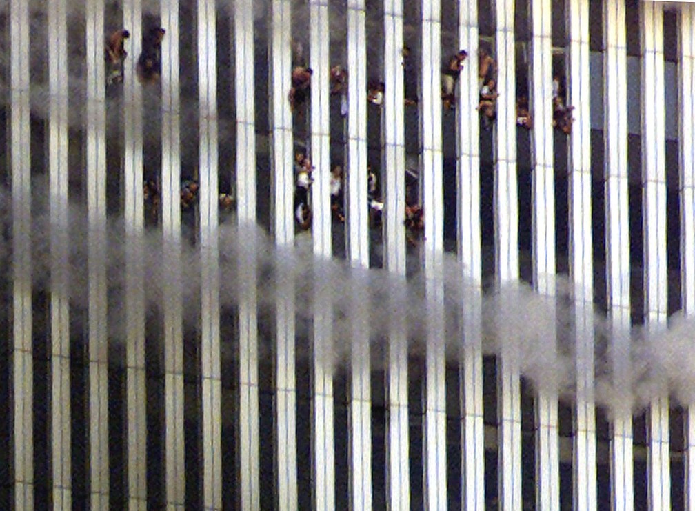 Pessoas pedem por socorro das janelas da torre norte do World Trade Center em chamas durante ataque terrorista de 11 de setembro de 2001, em Nova York - Foto: Jeff Christensen/Reuters/Arquivo