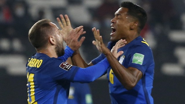 Everton Ribeiro comemora com Alex Sandro gol do Brasil sobre o Chile