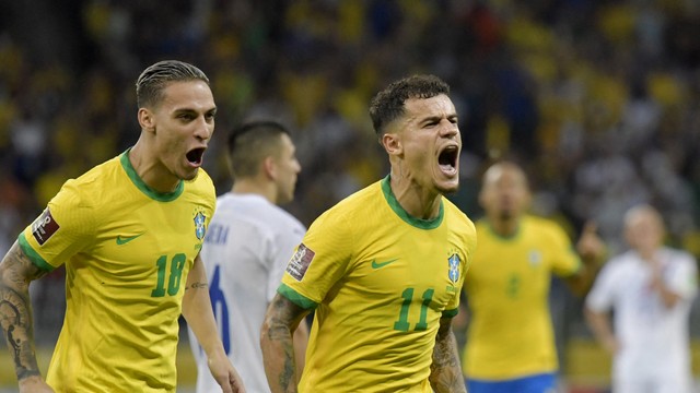 Philippe Coutinho comemora em Brasil x Paraguai