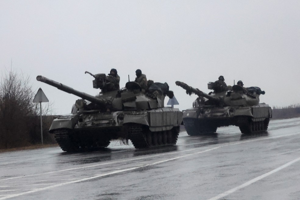 Tanques entram na cidade de Mariupol, na Ucrânia, após Putin ordenar uma invasão do país - Foto: Reuters/Carlos Barria