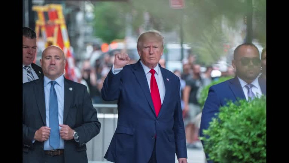 Ex-presidente americano, Donald Trump, enquanto deixava a Trump Tower em Nova York, nos EUA - Foto: REUTERS