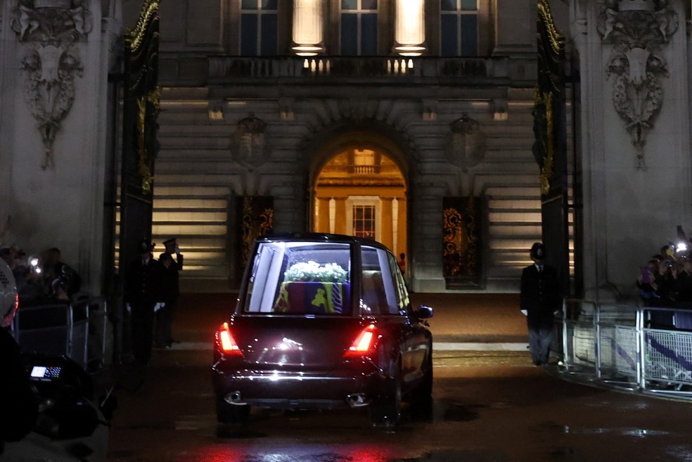 Carro fúnebre com caixão da rainha Elizabeh III chega ao Palácio de Bucknigham nesta terça-feira (13) - Foto: Reuters/Paul Childs