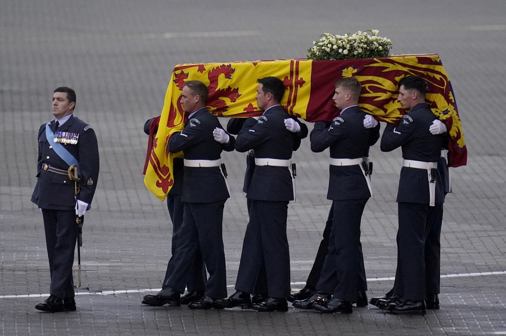 Caixão da rainha Elizabeth II no aeroporto perto de Londres, em 13 de setembro de 2022 - Foto: Andrew Matthews/Reuters