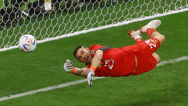 Goleiro Emiliano Martinez pega pênalti de Virgil van Dijk em Holanda x Argentina