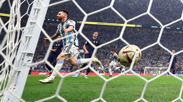 Messi comemora o gol que abre o placar na final da Copa do Mundo entre Argentina e França