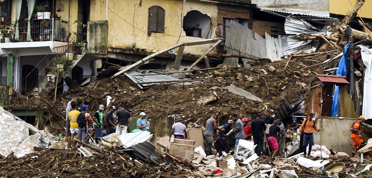 www.brasil247.com - Bombeiros, moradores e voluntários trabalham no local do deslizamento no Morro da Oficina, após a chuva que castigou Petrópolis, na região serrana fluminense