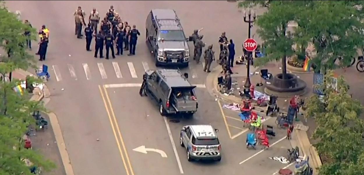 www.brasil247.com - Policiais em local de tiroteio durante desfile de 4 de Julho em Highland Park, um subúrbio de Chicago04/07/2022