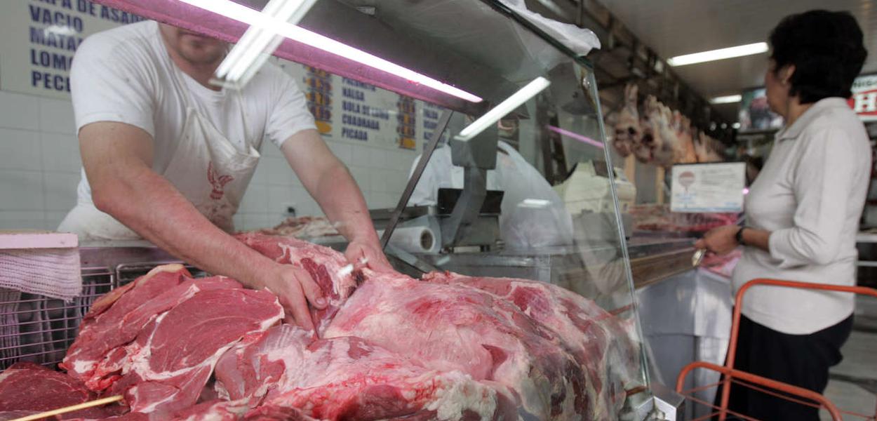 www.brasil247.com - Funcionário carrega pedaços de carne em açougue de São Paulo 10/10/2014 REUTERS/Nacho Doce