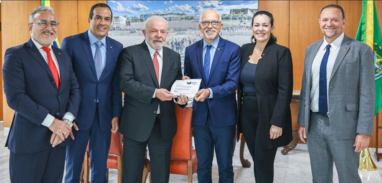 www.brasil247.com - Luiz Inácio Lula da Silva (o terceiro da esq. para a dir.) junto com lideranças