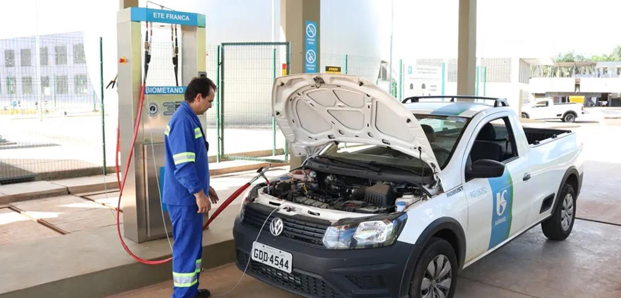 www.brasil247.com - Carro da Sabesp é abastecido com gás produzido a partir do lodo em uma estação de tratamento de esgoto no município de Franca (SP)