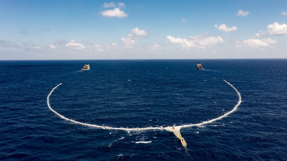 Sistema de coleta de lixo plástico no oceano da iniciativa The Ocean Cleanup em testes no Oceano Pacífico em 2021 - Foto: Divulgação/The Ocean Cleanup