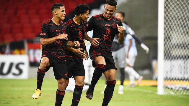 Thiaguinho, João Gomes e Muniz comemoram gol em Macaé x Flamengo