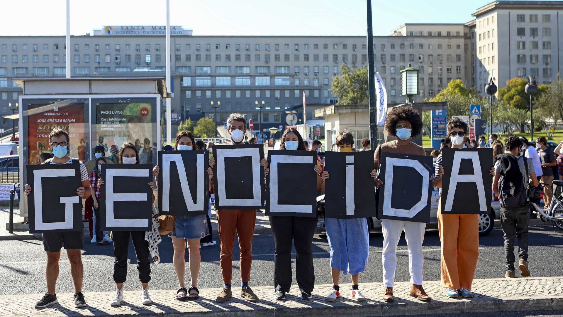 Brasileiros se manifestam em Lisboa contra presença de Marcelo Queiroga