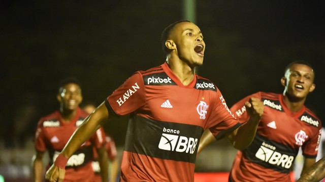 Lázaro comemora o segundo gol do Flamengo contra a Portuguesa