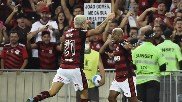 Marinho comemora seu gol com Pedro em Flamengo x Vélez