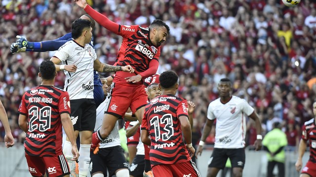 Fabricio Bruno marca mais um gol do Flamengo contra o Athletico-PR