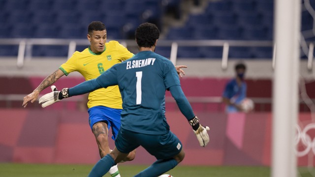 Guilherme Arana tem chance de gol na partida contra o Egito