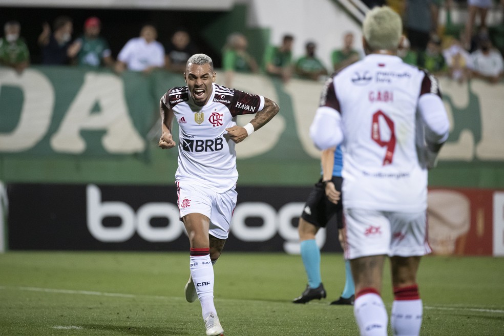 Matheuzinho, do Flamengo, comemora seu gol contra a Chapecoense - Foto: Alexandre Vidal/Flamengo