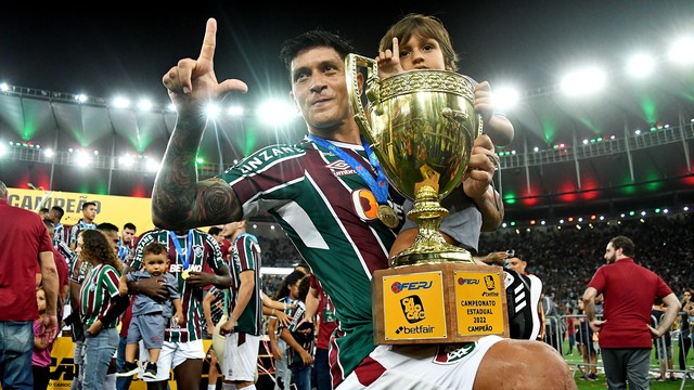 Cano faz o L com o filho Lorenzo após título do Fluminense