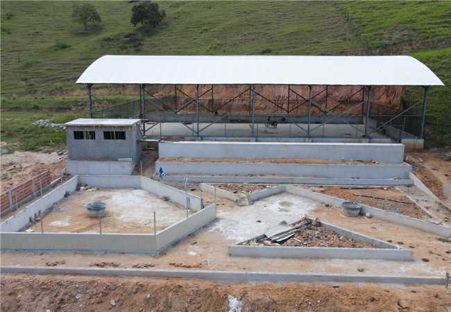 Quadra e praca em Palmital