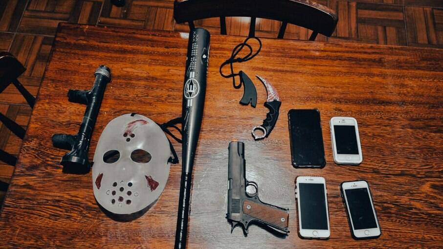 Armas e itens foram apreendidos na casa do suspeito, que foi preso. Ele planejava atacar uma escola