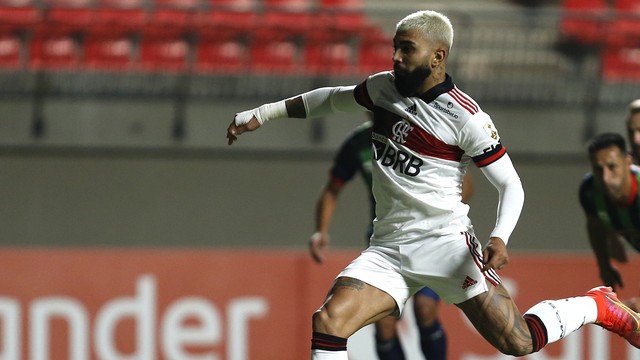 Gabigol cobra pênalti para diminuir para o Flamengo contra o La Calera