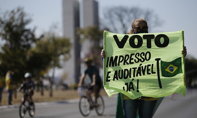 Manifestante com cartaz pelo voto impresso em protesto em Brasília